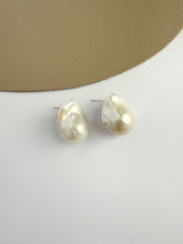 Load image into Gallery viewer, Drea Pearl Stud Earrings