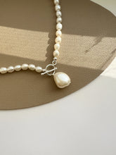 Load image into Gallery viewer, Ellison S925 Sterling Silver Pearl Necklace